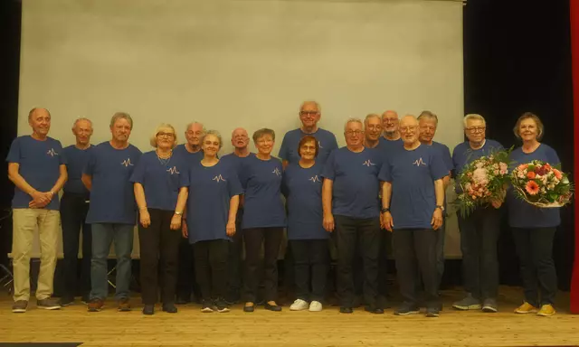 Die Mitglieder der Herzsportgruppe trugen zur Feierlichkeit mit einheitlichen, blauen Jubiläums-T-Shirts | Foto: Hückesfeld