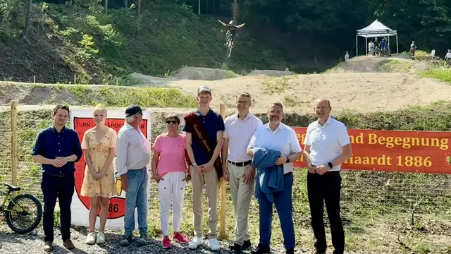 Einweihung des neu gestalteten Sportplatzes Ludwigsbrunnen in Haardt (v.l.n.r.): Beck.-Burak, Janice I, Deidersen, Kerbeck, Haardter Herzog Julien, Adams, Weigel, Ulrich im Hintergrund Pfalzbiker in Aktion 
 | Foto: Stadt Neustadt