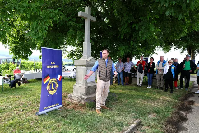 Dr. Heinz Eckelmann, der Präsident des Lions Club Bad Bergzabern, schilderte den deutschen und französischen Gästen die „Entstehungsgeschichte“ des neu errichteten Feldkreuzes. | Foto: Lions Club Bad Bergzabern