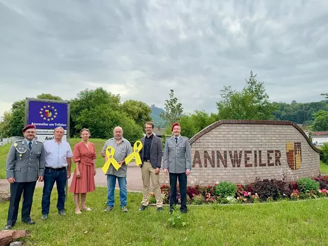 In passender Kulisse übergab die Reservistenkameradschaft Annweiler die Solidaritätsschleifen an die Vertreterinnen der Stadt.
vlnr.: Benjamin Seyfried RK Annweiler, Uwe Hauss RK Annweiler, 3. Beigeordnete der Stadt Annweiler Britta Horn, Herbert Krauss Vorsitzender der RK Annweiler, Erster Beigeordneter der Stadt Annweiler Benjamin Burckschat und Uwe Scherdel RK Annweiler.


 | Foto: Seyfried
