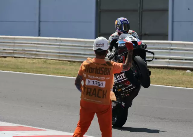 Wheelie vom 3 - fach Sieger Toprak Razgatlioglu / BMW | Foto: moto - foto