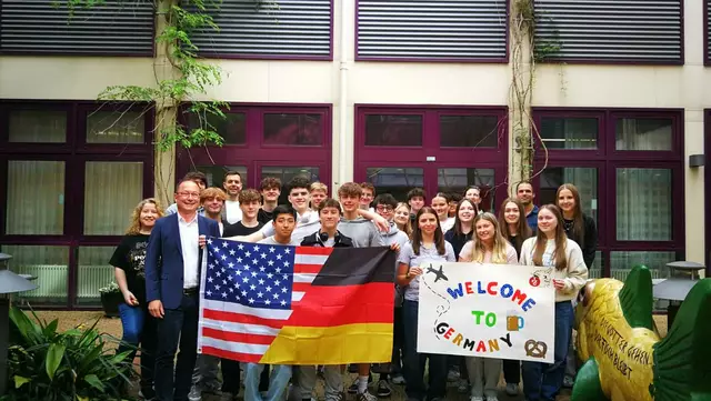 Schulleiter Roland Frölich begrüßt die US-amerikanischen Schüler im Innenhof der Cafeteria | Foto: HSG/gratis