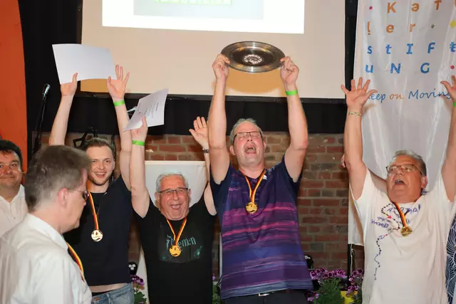 Da ist das Ding! Benjamin Rebholz mit der Siegestrophäe. | Foto: Heinz Lambert