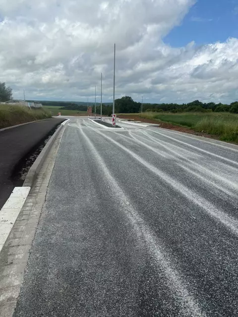 Der Kreisverkehr an der L387/Neue Straße ist fertiggestellt. Die Aufhebung der Sperre steht kurz bevor.  | Foto: Alexander Lenz