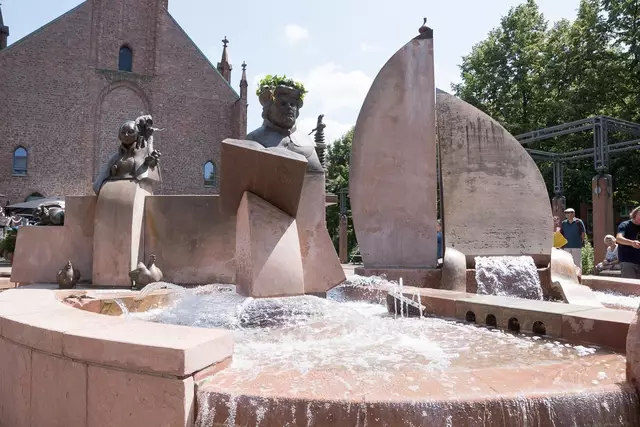 Steine und Figuren sind vom Kalkbelag befreit, das Wasser fließt wieder. | Foto: Prot. Dekanat LU/Wagner 