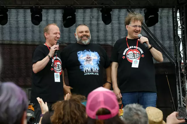 Moderatoren Andreas Trischmann (links) und Michael Landgraf (rechts) mit Festival-Initiator Monji El Beji | Foto: Sabrina Doll