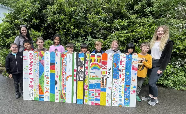 Die Grundschüler aus Hohenecken mit den bemalten Zaunlatten | Foto: Europe Direkt KL/gratis