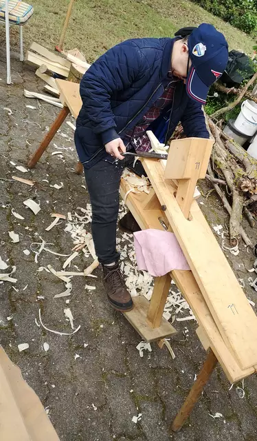 Die Rucksackschule bietet für Erwachsene einen Workshop zum Thema Grünholzbearbeitung an | Foto: Rucksackschule Speyer