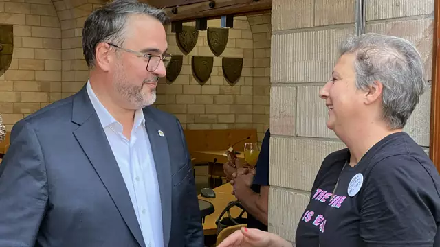 Kandidatin Steffi Karbach gratuliert Oberbürgermeister Marc Weigel | Foto: Stadt Neustadt