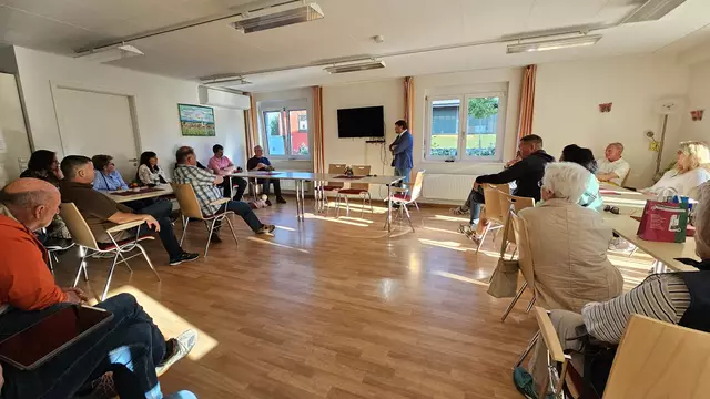Reges Interesse herrschte beim Bürgerdialog in Maikammer zum Thema "Invasive Ameisenart Tapinoma magnum auf dem Vormarsch" mit dem Referenten und Ortsbürgermeister von Herxheim, Sven Koch. | Foto: Eva Bender