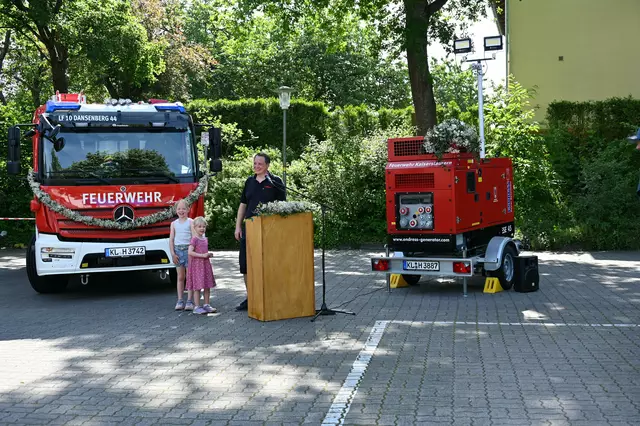 Die beiden hochmodernen Fehrzeuge der Freiwilligen Feuewehr Dansenberg
Foto. Uta Mayr-Falkenberg | Foto: Foto. Uta Mayr-Falkenberg