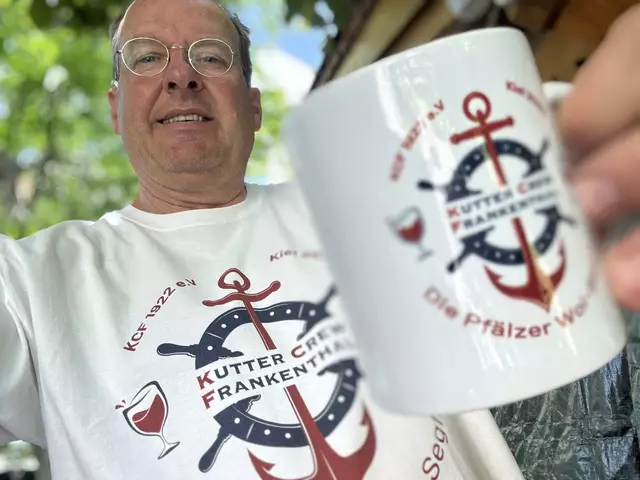 Organisator Christian Wahl mit Tasse und T-Shirt | Foto: Christian Wahl