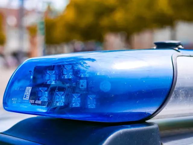 Polizei sucht die Tatverdächtigen, die den Bakenfuß auf die Gleise legten | Foto: Kim Rileit