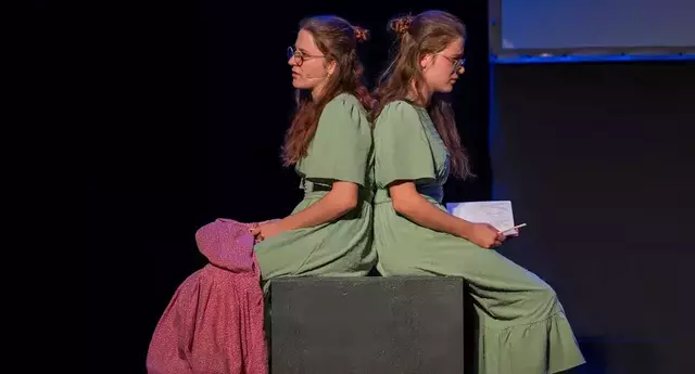 Zwei Darstellerinnen auf der Bühne | Foto: Symbolbild Landesverband Amateurtheater Baden-Württemberg e.V / Junges Theater der Waldbühne Sigmaringendorf