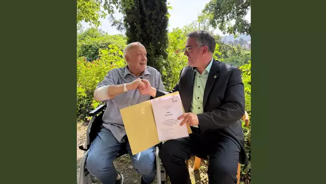Dieter Klohr freut sich über die Auszeichnung mit der Goldenen Ehrennadel. | Foto: Stadt Neustadt