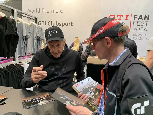 Hans-Joachim Stuck gibt Autogramme | Foto: Michael Sonnick