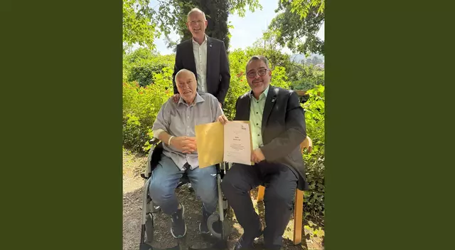 Oberbürgermeister Marc Weigel (rechts) und Bürgermeister Stefan Ulrich (hinten) gratulieren Dieter Klohr (links vorne) zu der Auszeichnung. | Foto: Stadt Neustadt