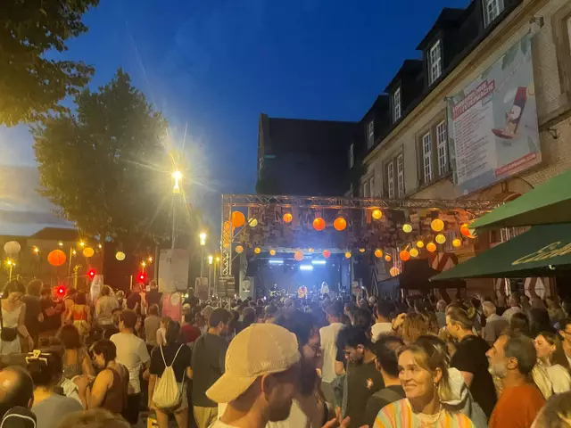 Sommerbühne Alte Feuerwache - ausgelassene Stimmung bei tollem Bühnenprogramm | Foto: Roland Kohls