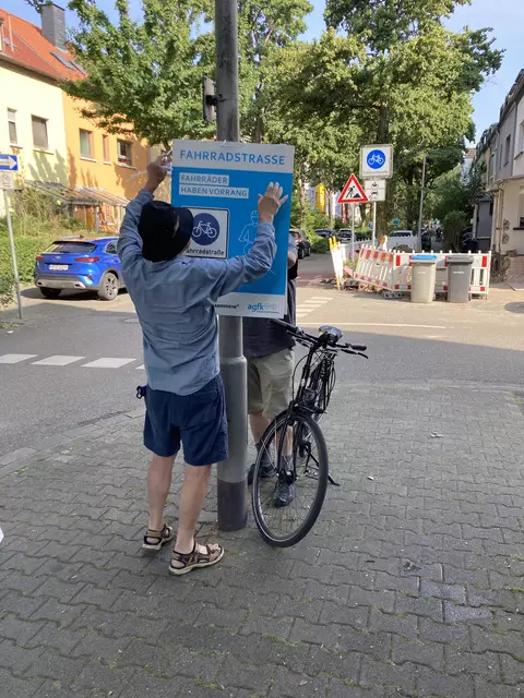 Plakate werben an Fahrradstraßen für Rücksichtnahme  | Foto: ADFC Mannheim
