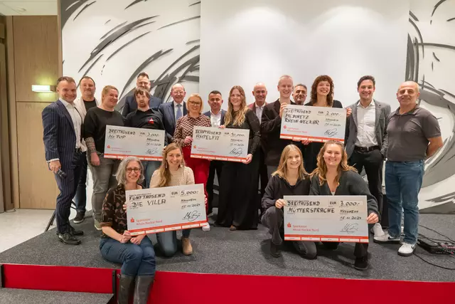 Preisträgerinnen und Preisträger der vergangenen Wettbewerbsrunde mit 
Vertreterinnen und Vertretern der Mannheimer Bürgerstiftung
 | Foto: Bürgerstiftung Mannheim