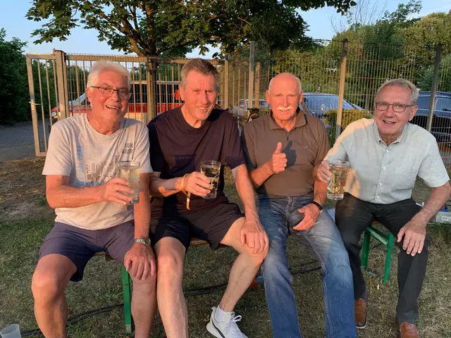 Manni Kaltz mit seinen Freunden aus Altrip | Foto: Michael Sonnick