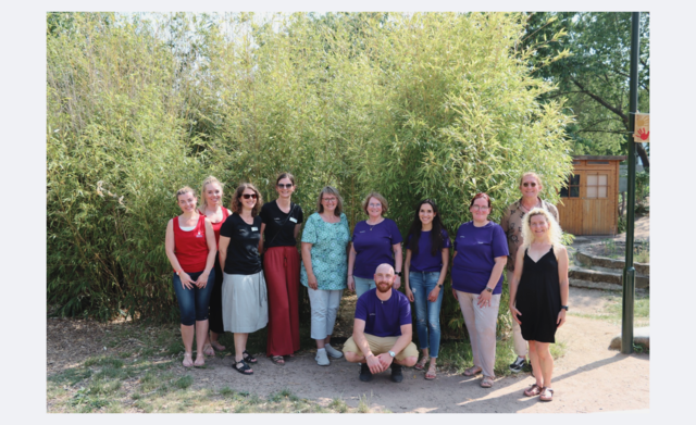 Eltern und Krankenhauspersonal beim Neugeborenen-Empfang.  | Foto: Stadt Bad Dürkheim 