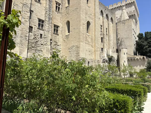 Mächtiger Bau: Der Papstpalast in Avignon Garten des Palastes aus betrachtet. | Foto: Thorsten Kornmann