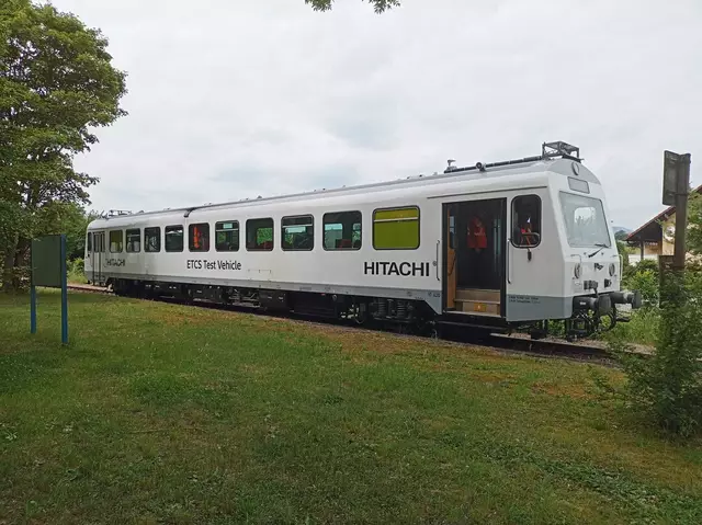 Das Unternehmen HITACHI befuhr mit einem Triebwagen der Bauart NE 81 die Strecke, um sie auf ihre digitale Bahnfunk-Versorgung (GSMR) zu überprüfen | Foto: Förderverein Eistalbahn e.V.