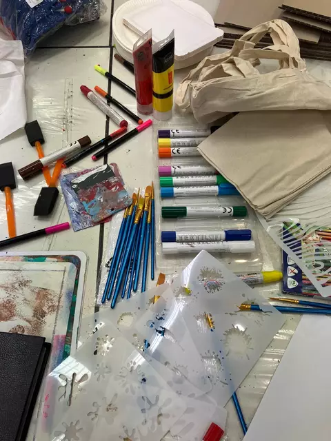 Materialien, die bei der "KULTn8" 2024 in der Volkshochschule Kaiserslautern zum Gestalten eines Taschenmalworkshops zur Verfügung standen  | Foto: Desirée Kohl/gratis
