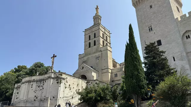 Papstpalast Avignon: Wer durch die südfranzösische Stadt schlendert, steht auf einmal vor dem Kirchengebäude. Dieses war im Mittelalter ein Jahrhundert lang Sitz eines zweiten Papstes der römisch-katholischen Kirche. | Foto: Thorsten Kornmann