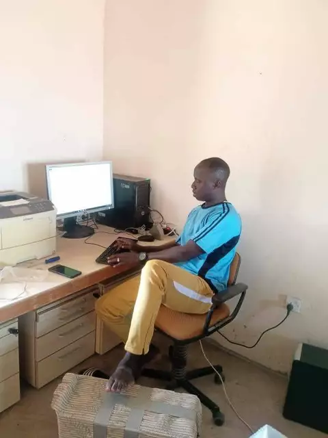 Der Direktor Sutay Daboe bei der Arbeit | Foto: Andrea Sprengart