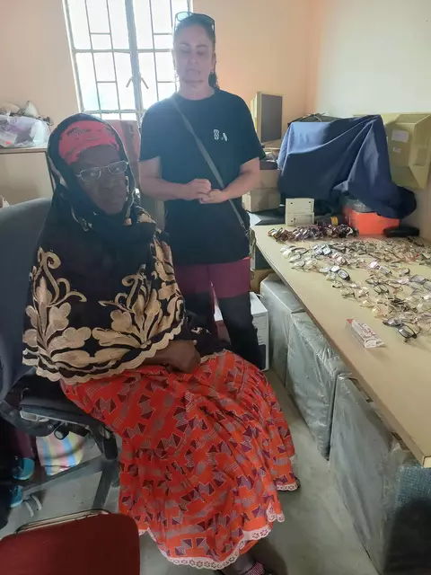 Gabi als Brillenberaterin | Foto: Andrea Sprengart