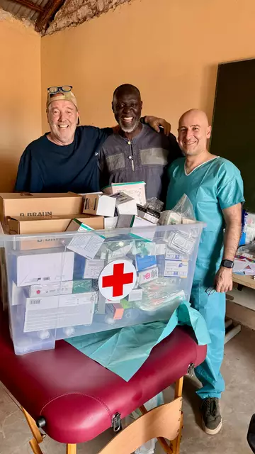 Die restlichen Medikamente werden an Yusupha übergeben, der eine Zahnarztklinik an der Küstenregion betreibt | Foto: Andrea Sprengart