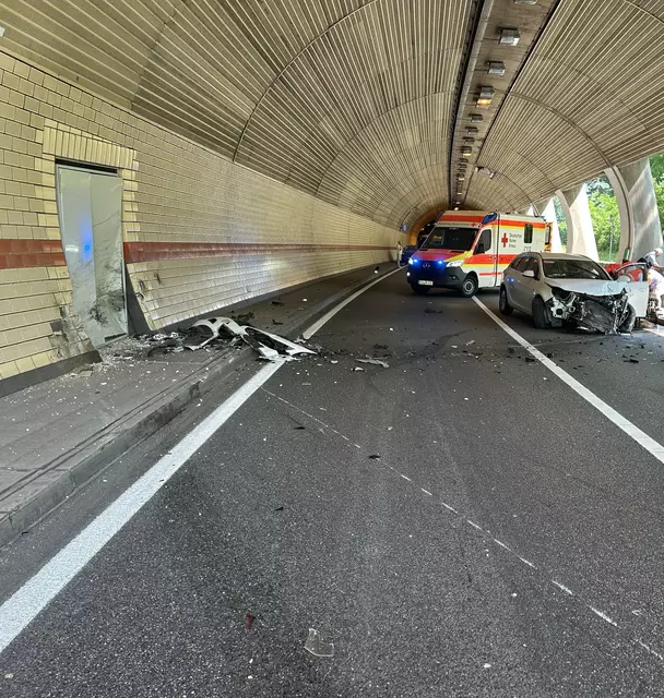 Unfall im Barabrossatunnel Annweiler | Foto: Pol. Anweiler