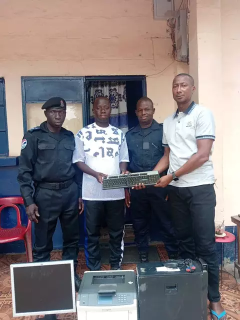 Eine weitere Polizeistation erhält Computer und Drucker  | Foto: Andrea Sprengart