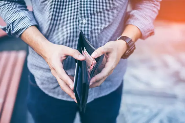 Beim Nachsehen stellte der Jugendliche fest, dass zwei EC-Karten aus seinem Geldbeutel fehlten | Foto: Travel man/stock.adobe.com