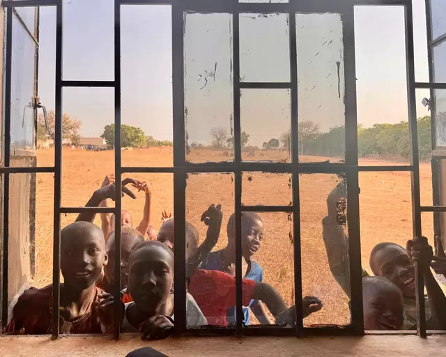 Zaungäste - neugierige Blicke in den Behandlungsraum | Foto: Andrea Sprengart