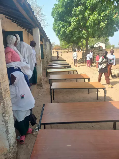 Die Tische sind zusammen gebaut | Foto: Andrea Sprengart