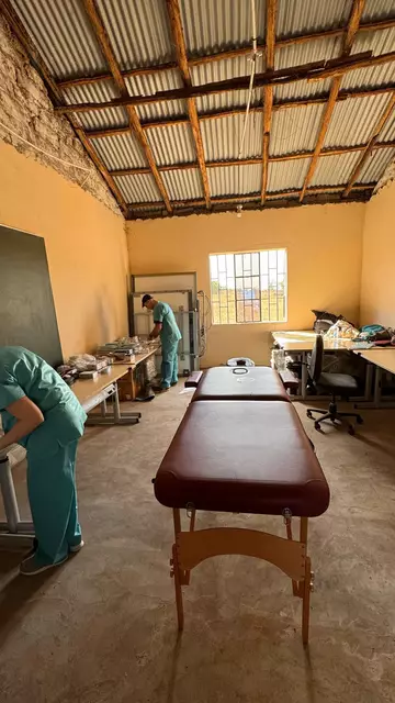 Der Behandlungsraum wird hergerichtet | Foto: Andrea Sprengart