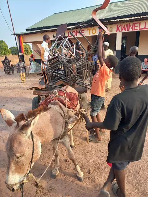 Die dazugehörigen Stühle werden abgeholt | Foto: Andrea Sprengart