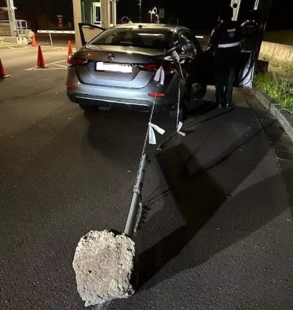 Der Fahrer durchbrach die Sperre, riss die Kette samt Verankerung aus dem Boden und fuhr anschließend weiter | Foto: Polizeipräsidium Westpfalz