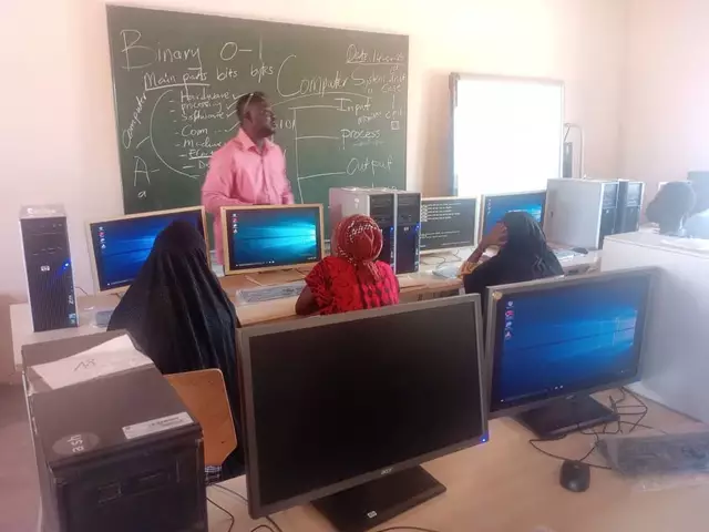 Der Lehrer erläutert die ersten Grundlagen | Foto: Andrea Sprengart