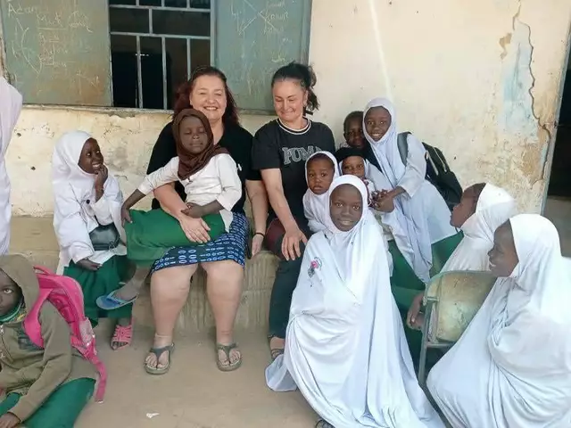 Vorfreude auf die neuen Schulmöbel | Foto: Andrea Sprengart