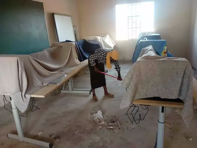 Der Klassenraum hat auch eine Reinigung nötig | Foto: Andrea Sprengart