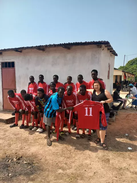 Trikotspende an das Fußballteam in Kwinella | Foto: Andrea Sprengart