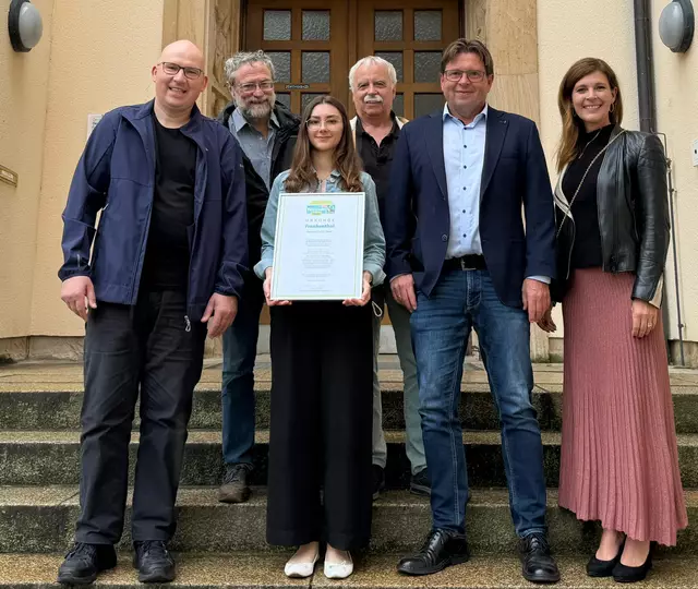 Frankenthal bleibt "Fairtrade-Stadt": Mitglieder der Steuerungsgruppe Fairtrade mit der Rezertifizierungsurkunde. | Foto: Stadt Frankenthal
