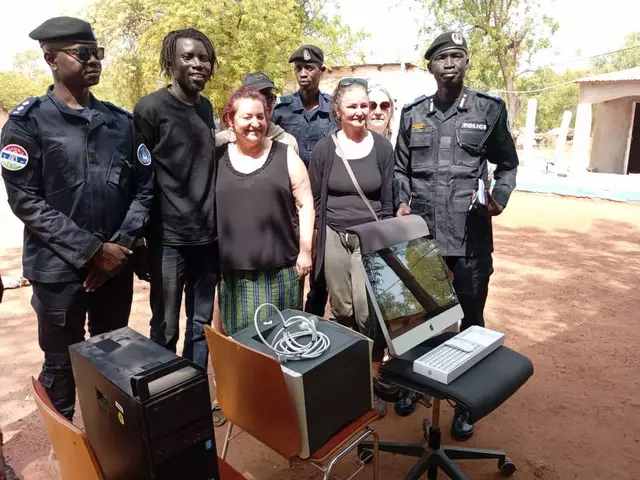 Spendenübergabe an die Polizeistation  | Foto: Andrea Sprengart