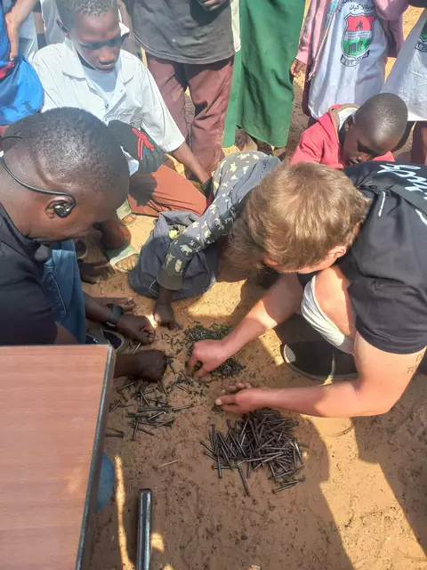 Die Schrauben für die Tische werden vorsortiert | Foto: Andrea Sprengart