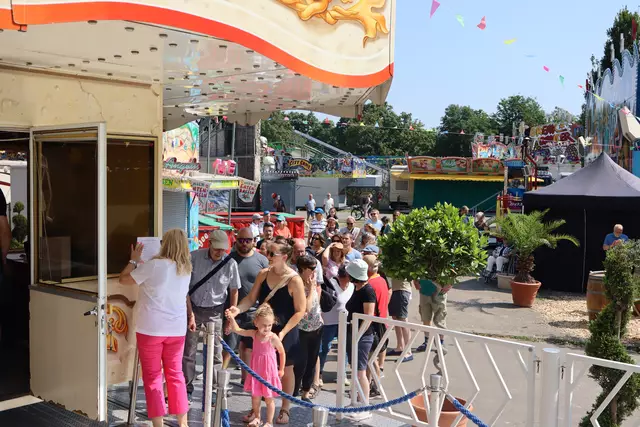 Andrang am Riesenrad, die Wochenblatt-Gewinner freuen sich auf die Fahrt | Foto: Julia Glöckner