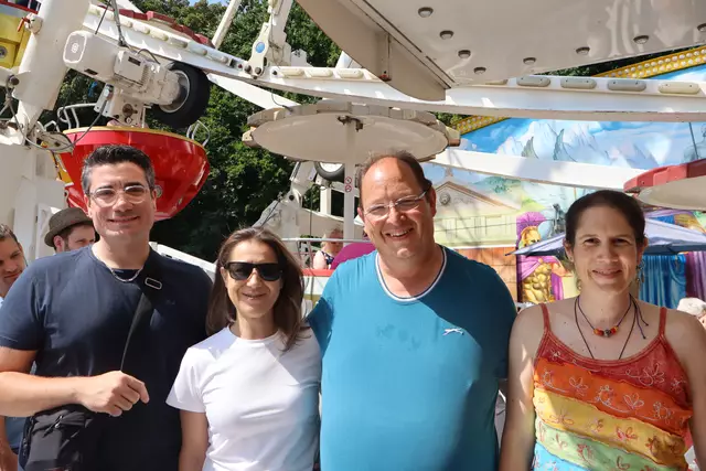 Gut gelaunte Gäste warten mit Gewinner Dominik Beetz vor dem Riesenrad. | Foto: Julia Glöckner